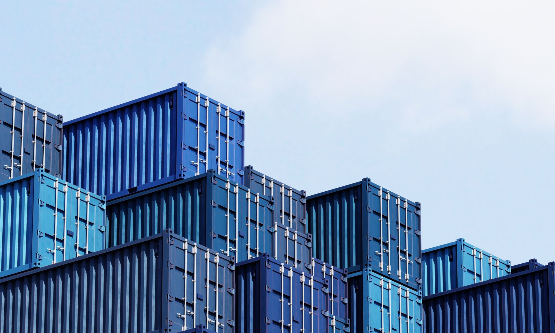 Pila de cajas de contenedores azules con fondo de cielo. Envío de carga para logística de importación y exportación. Concepto de negocio y transporte. Representación de ilustraciones 3D